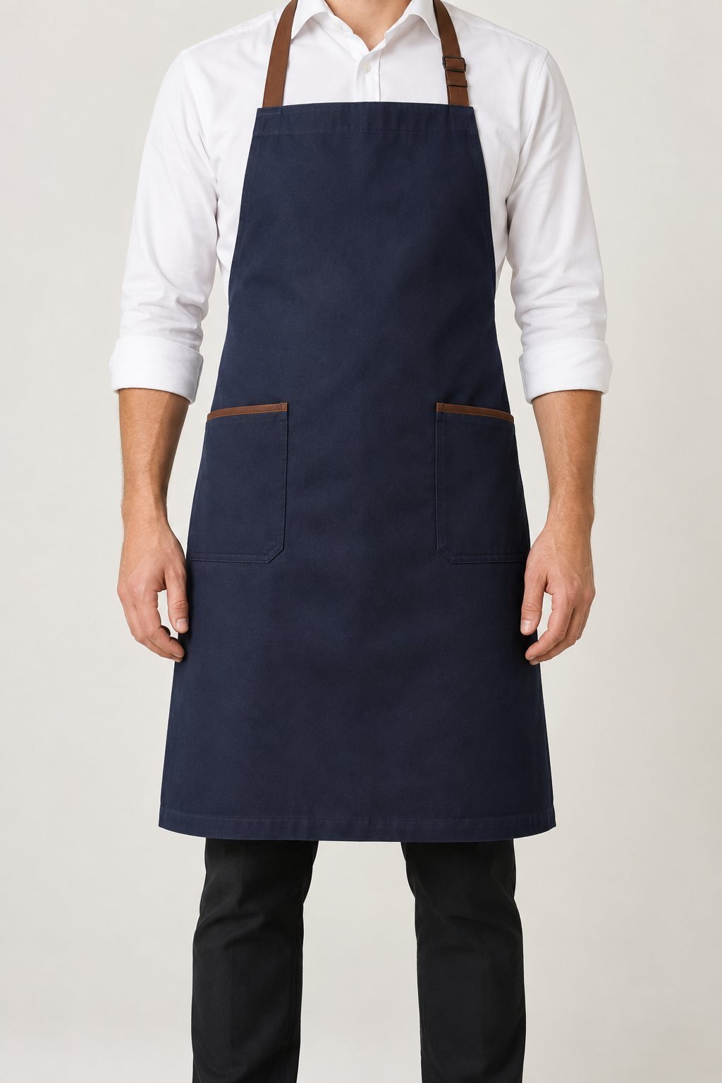 Inspiration studio : tablier à bavette bleu nuit et détails bruns sur chemise blanche