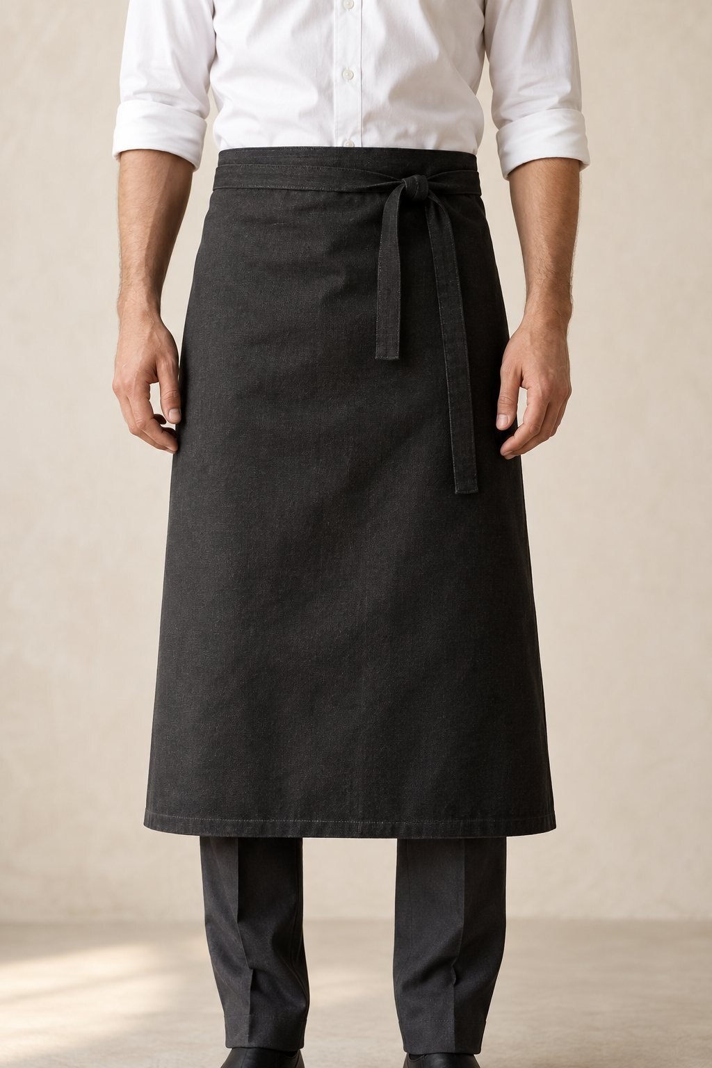 Inspiration : tablier de taille noir sur une chemise blanche